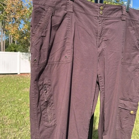 ~e Old Navy convertible pants into capris - Picture 4 of 15